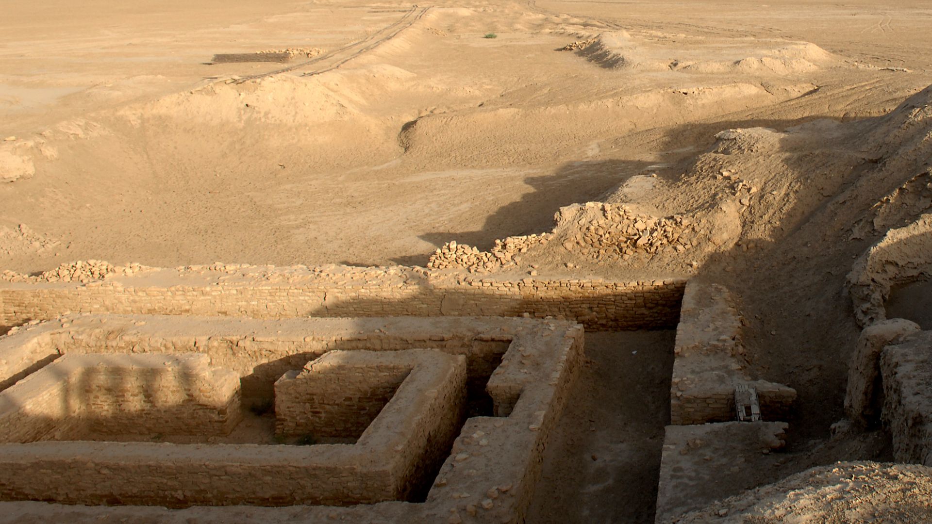 File:Uruk Archaeological site at Warka.jpg