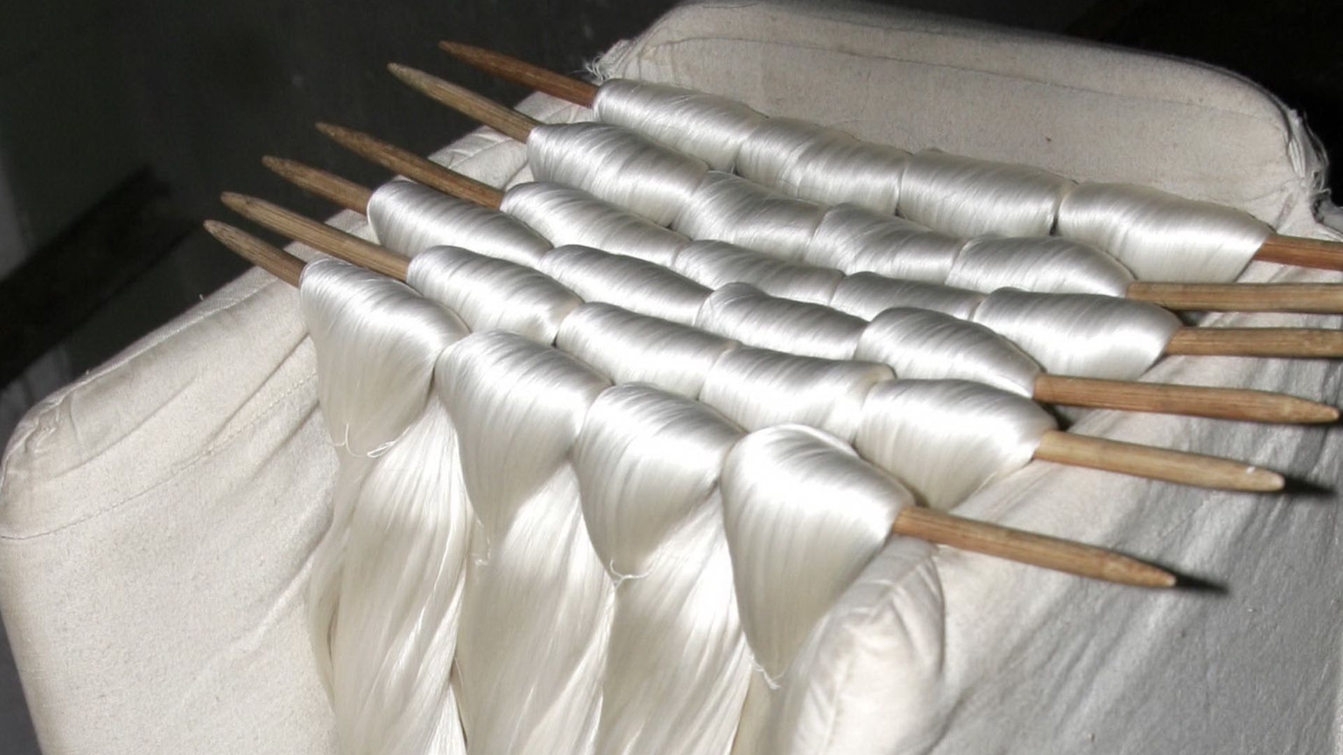 File:Silk raw 01a.jpg