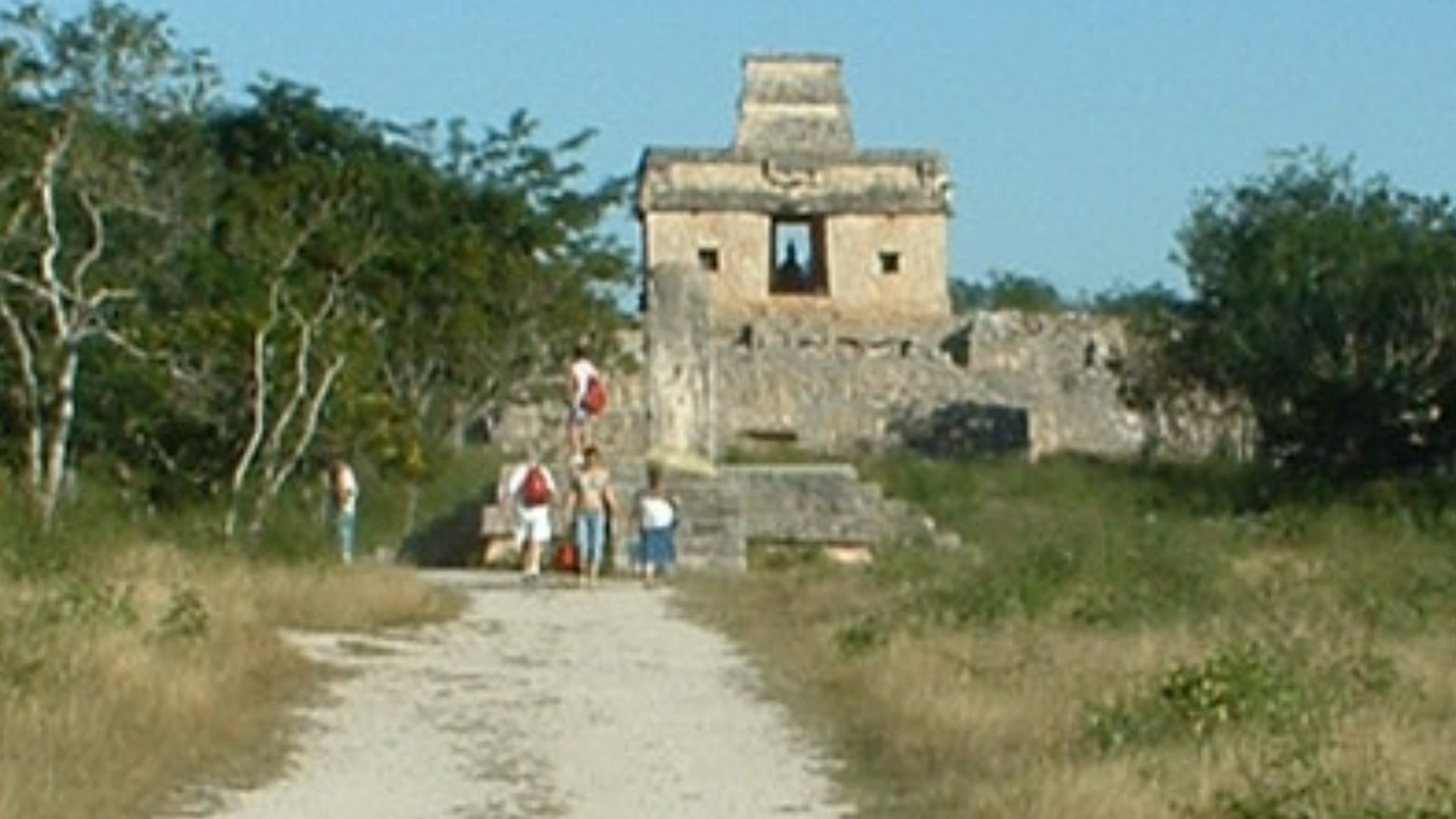 File:Sacbe Dzibilchaltun.jpg