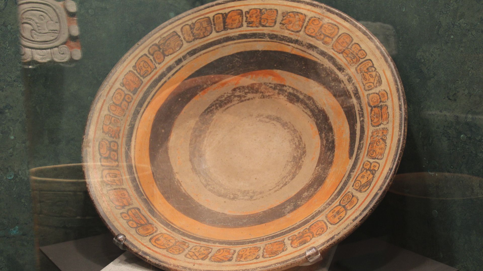 File:Classic Maya Polychrome Plate with Glyphs (9757144265).jpg