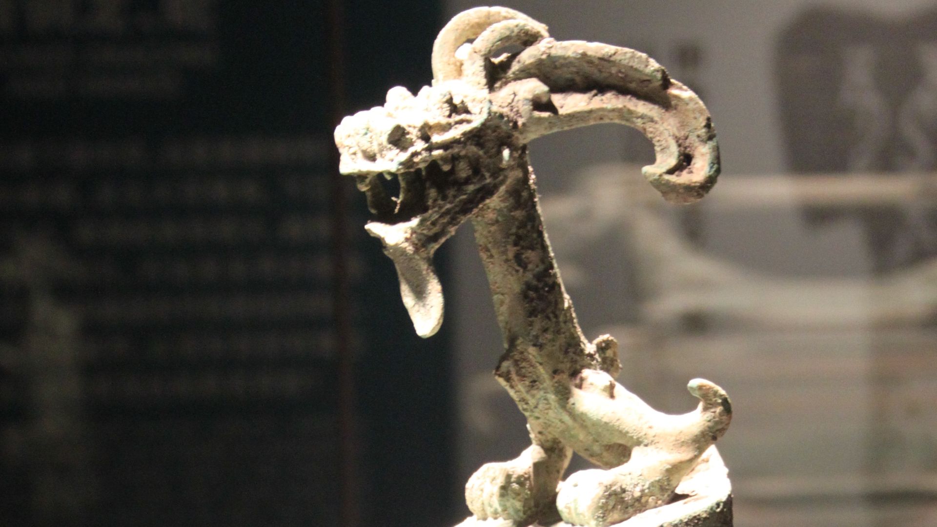 File:Bronze Dragon-shaped Column, Sanxingdui c.jpg