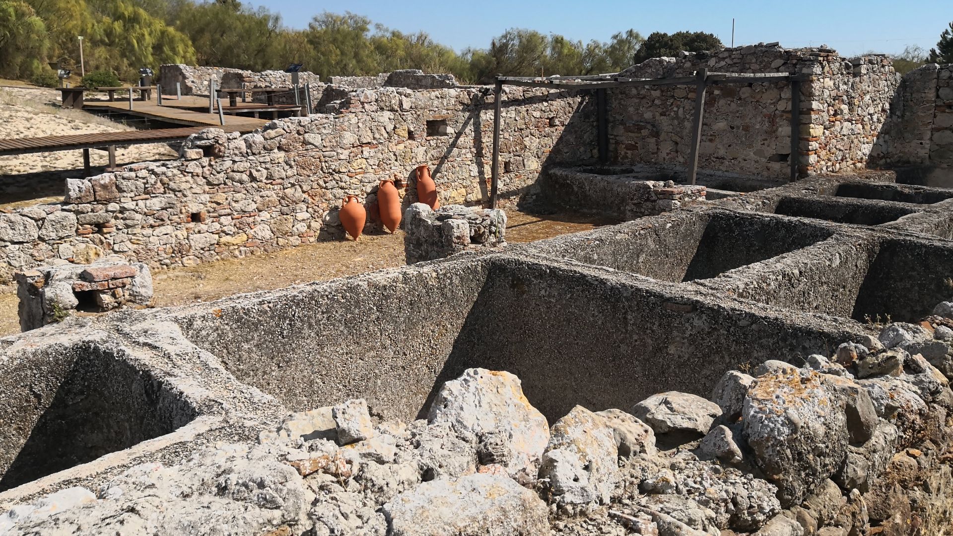 File:Roman ruins of Tróia.jpg
