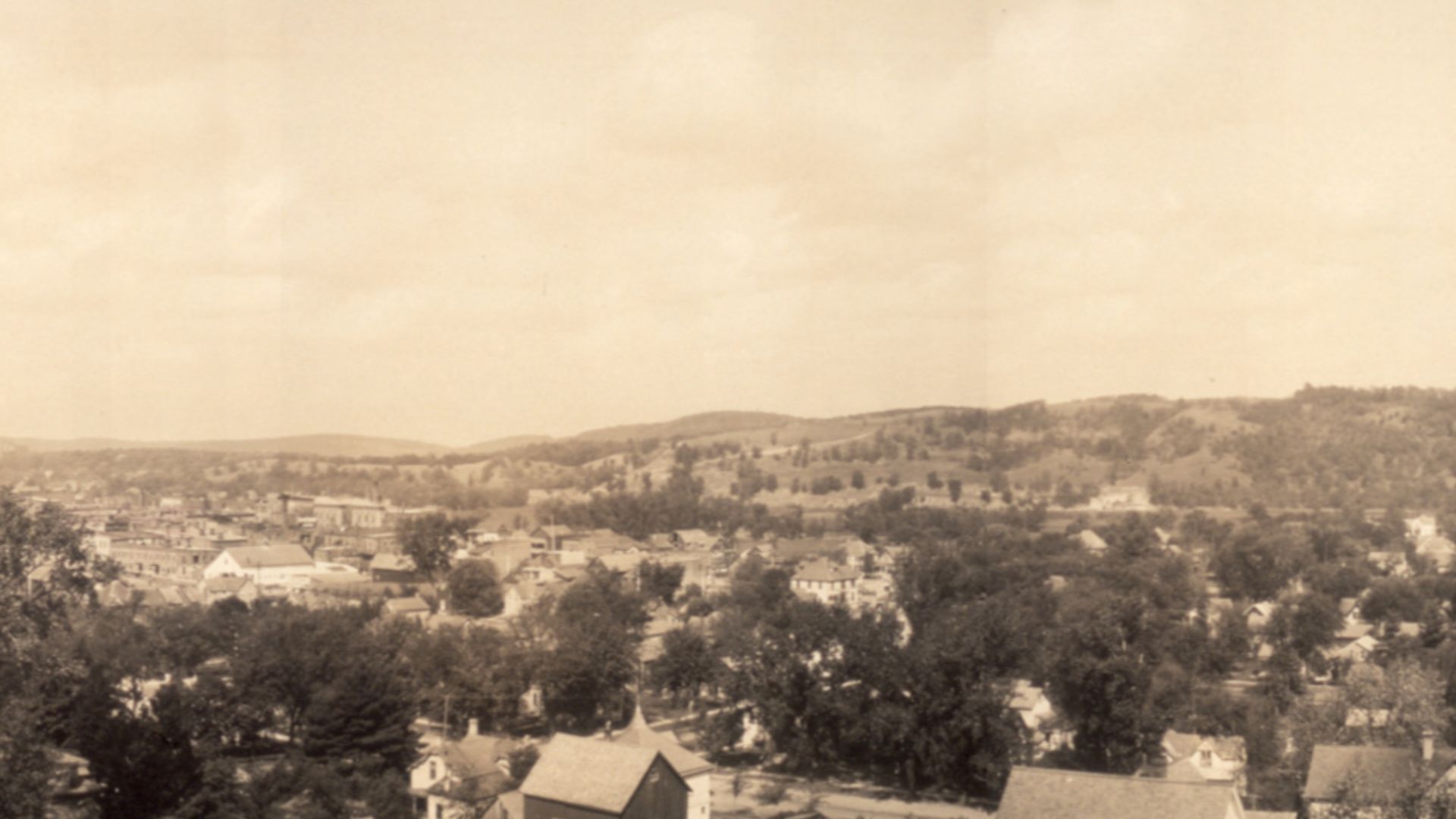 File:Decorah Iowa panoramic view.JPG