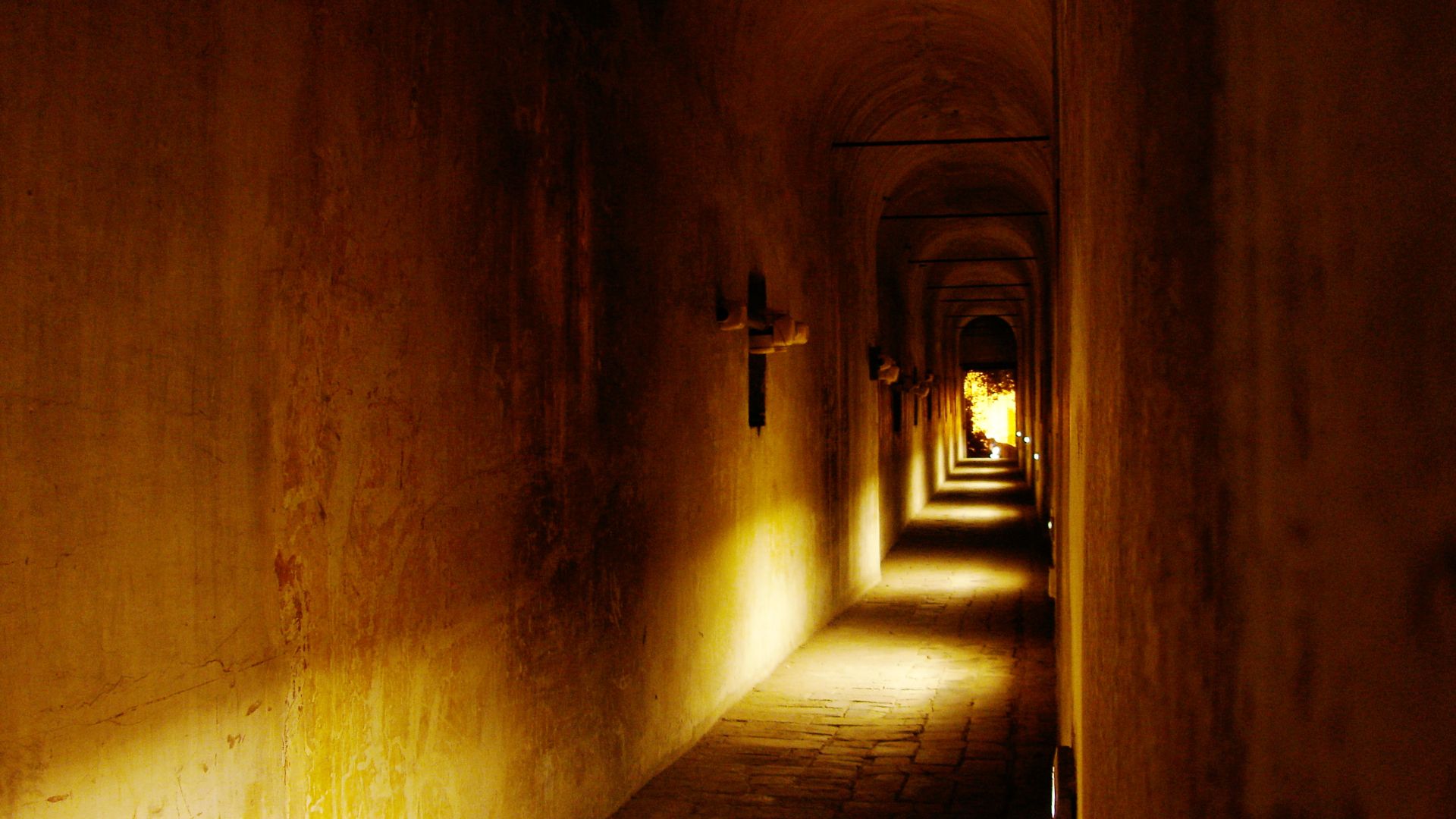 File:Rome passetto night inside.jpg