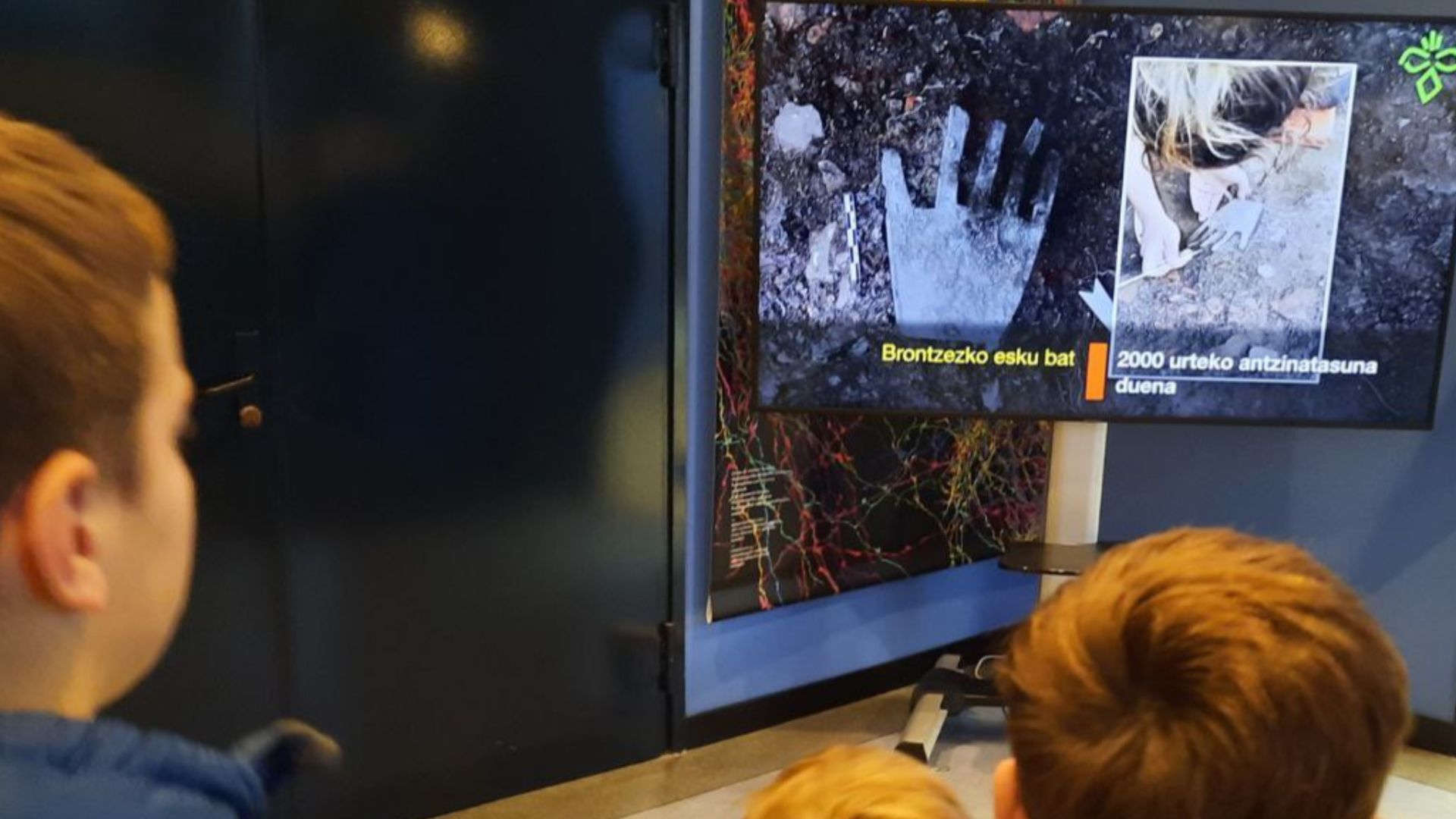 Irulegi's hand in the planetarium