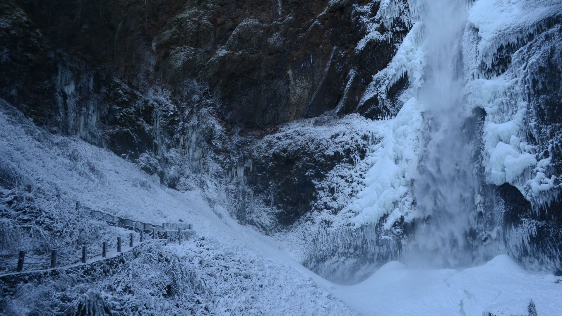 File:Multnomah Falls frozen (11991108894).jpg