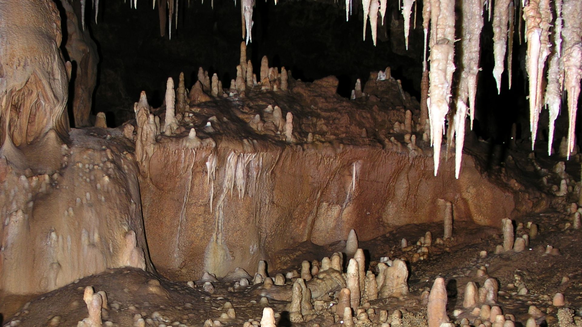 File:Stalagmites NoelP9100121mod.jpg
