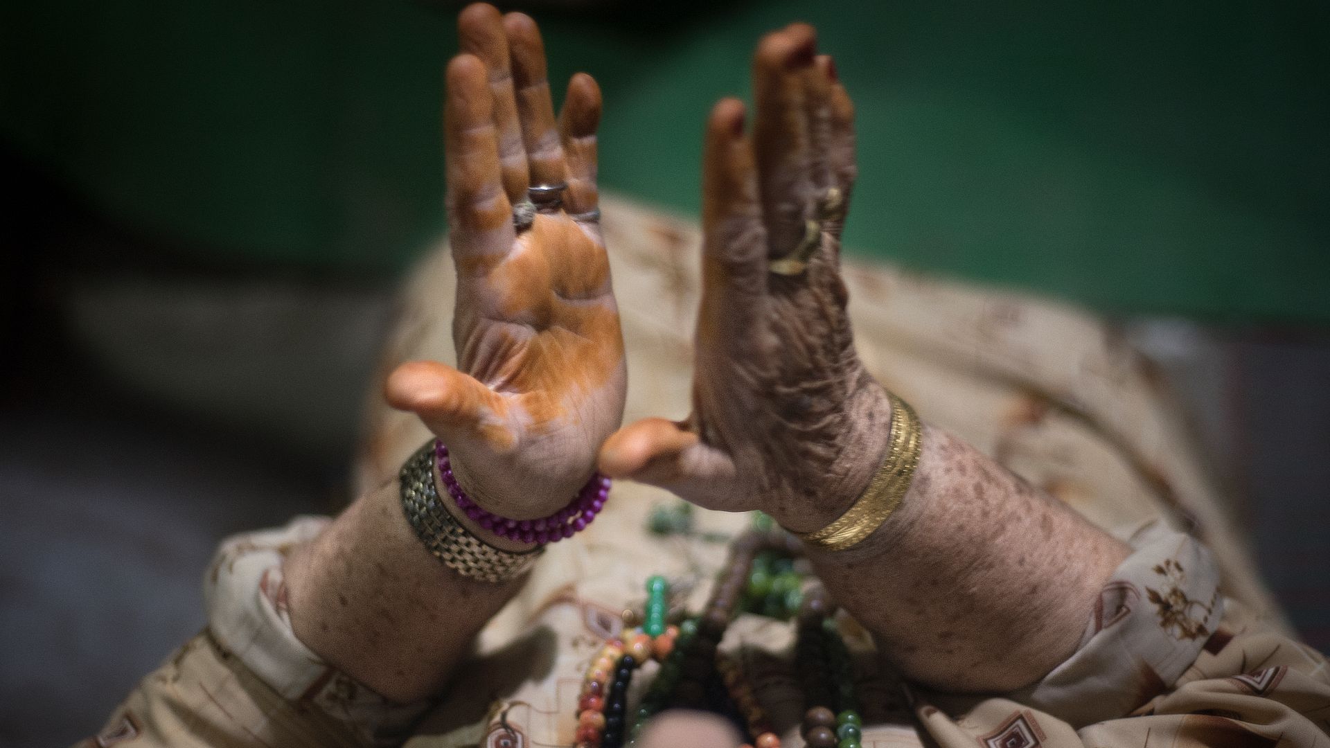 File:Clapping hand.jpg