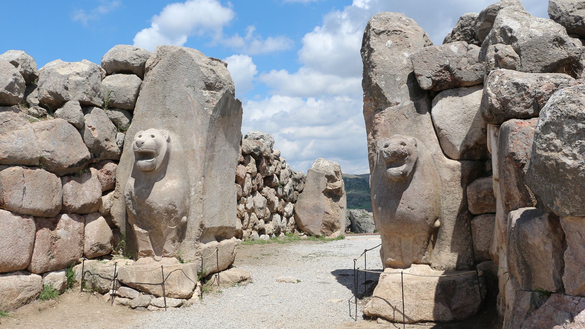 File:Lion Gate, Hattusa 01.jpg