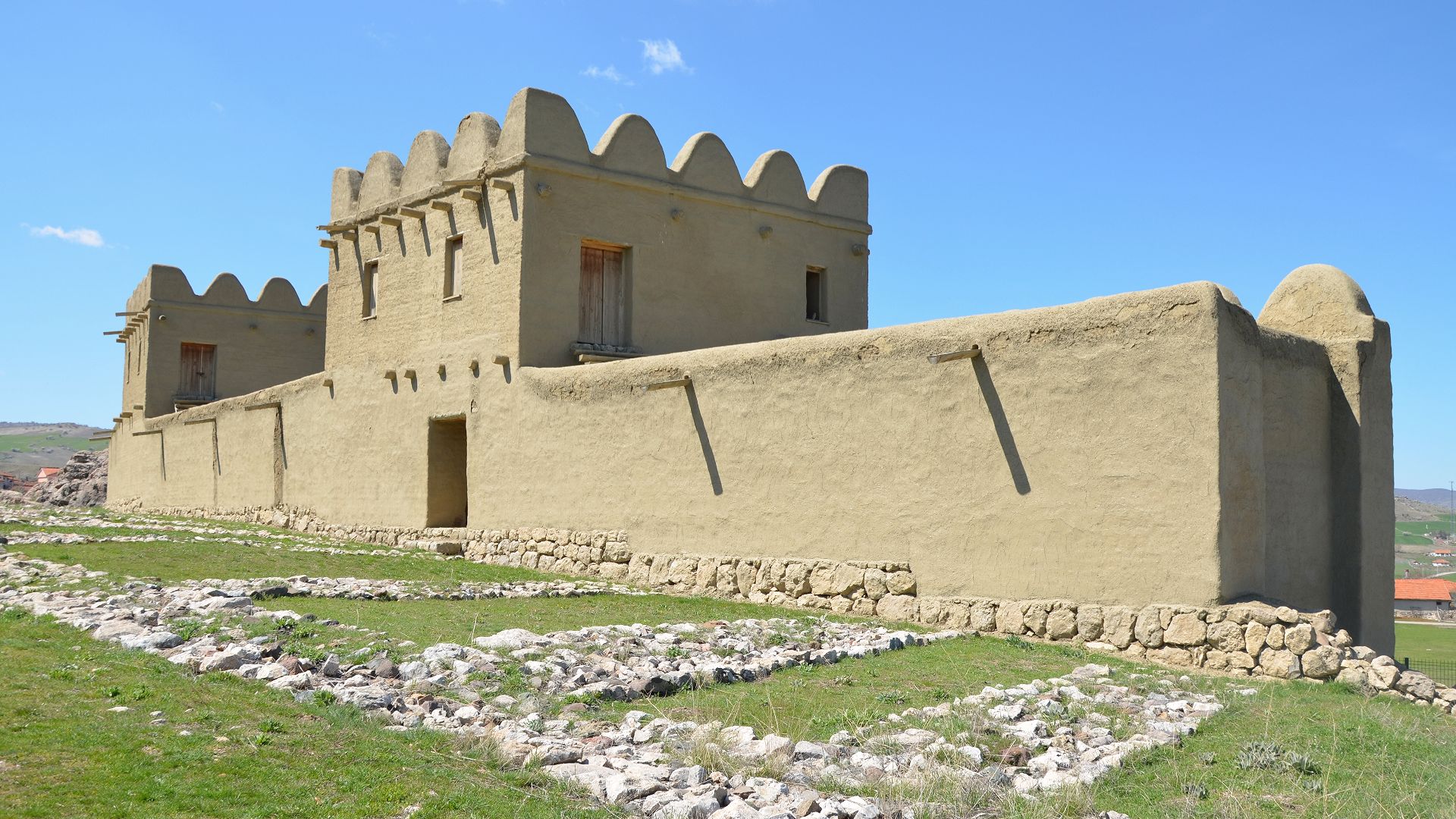 File:Modern reconstruction of a 65m long section of the city wall made of mud brick, Hattusa, the capital of the Hittite Empire in the late Bronze Age, Boğazkale, Turkey (28820651660).jpg