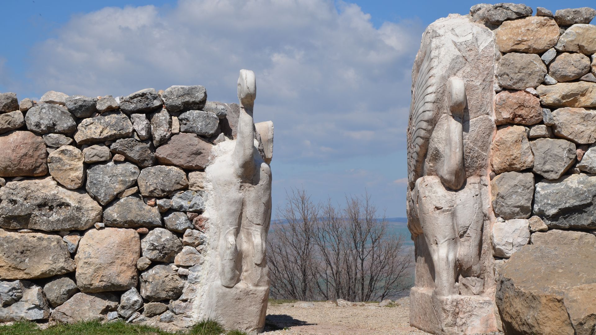 File:Sphinx Gate, Hattusa 05.jpg