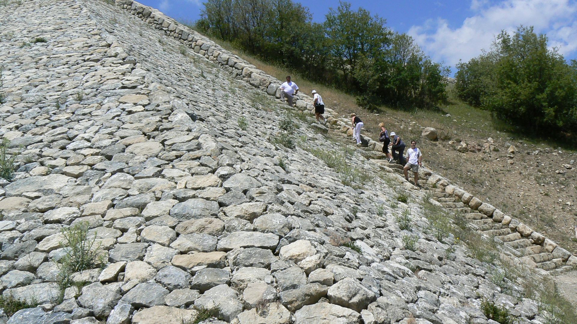 File:Hattusa Yerkapi rampant.JPG