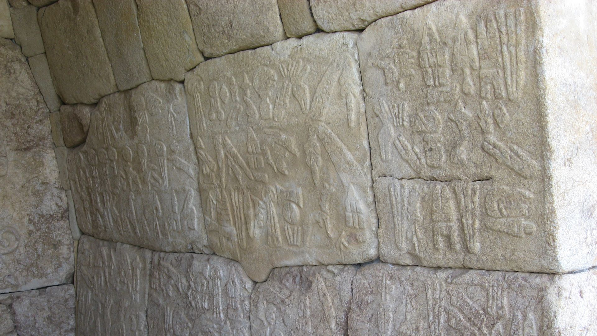File:Hattusa reliefs1.jpg