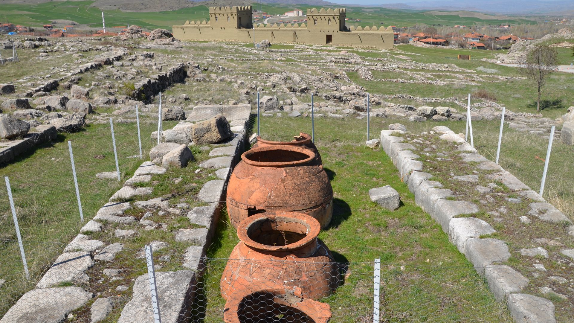 File:Hattusa, the capital of the Hittite Empire in the late Bronze Age, Boğazkale, Turkey (26090047601).jpg