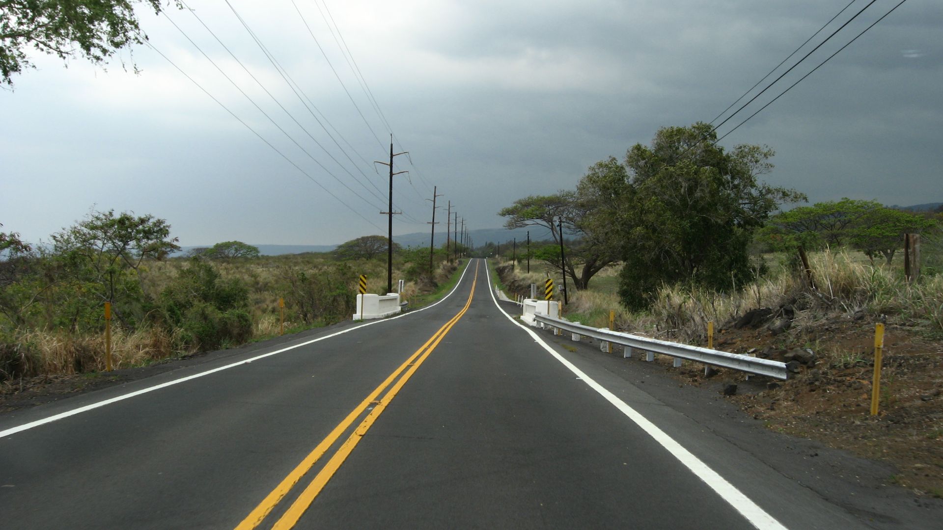 File:Hawaii State Route 11 Near Punalu'u Beach (4528844199).jpg