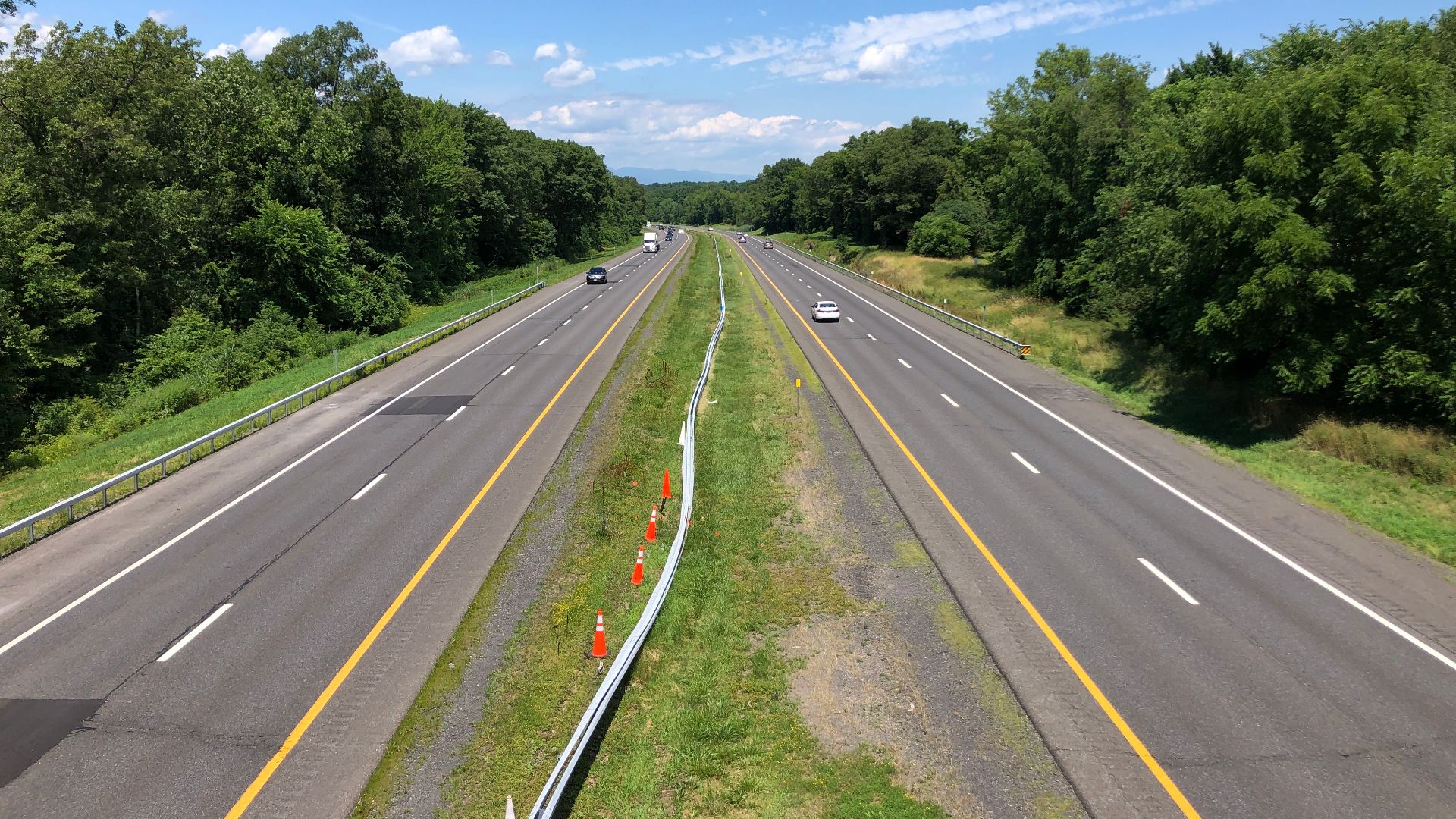 File:2024-07-08 12 59 28 View north along Interstate 87 (New York State Thruway) from the overpass for Freetown Highway in Plattekill, Ulster County, New York.jpg