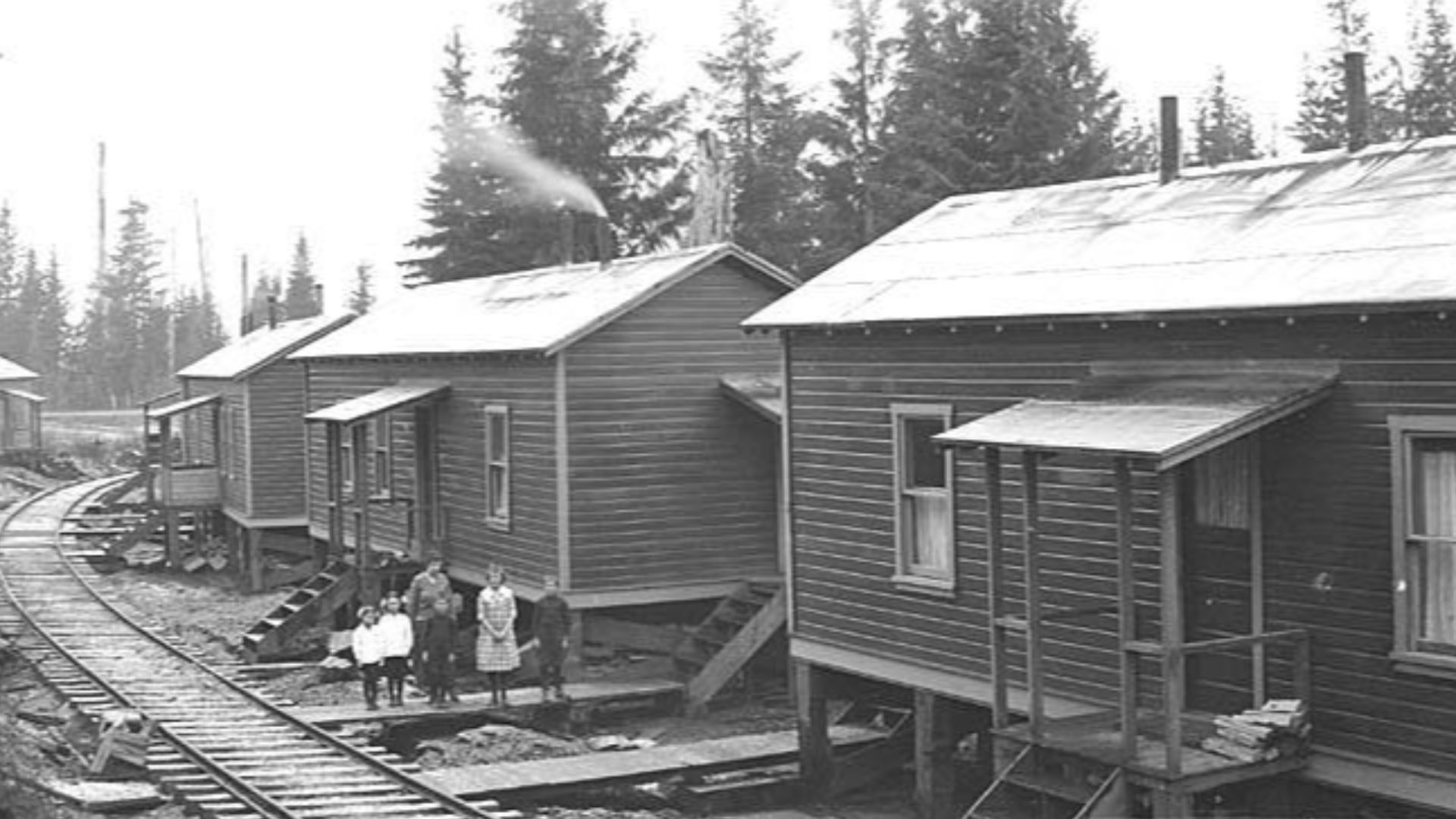File:Woman and children at a railroad logging camp, Coats-Fordney Lumber Company, ca 1917 (KINSEY 57).jpeg