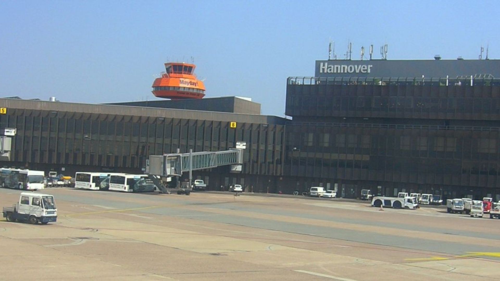 File:Hanover-Langenhagen International Airport passenger terminal outside.jpg