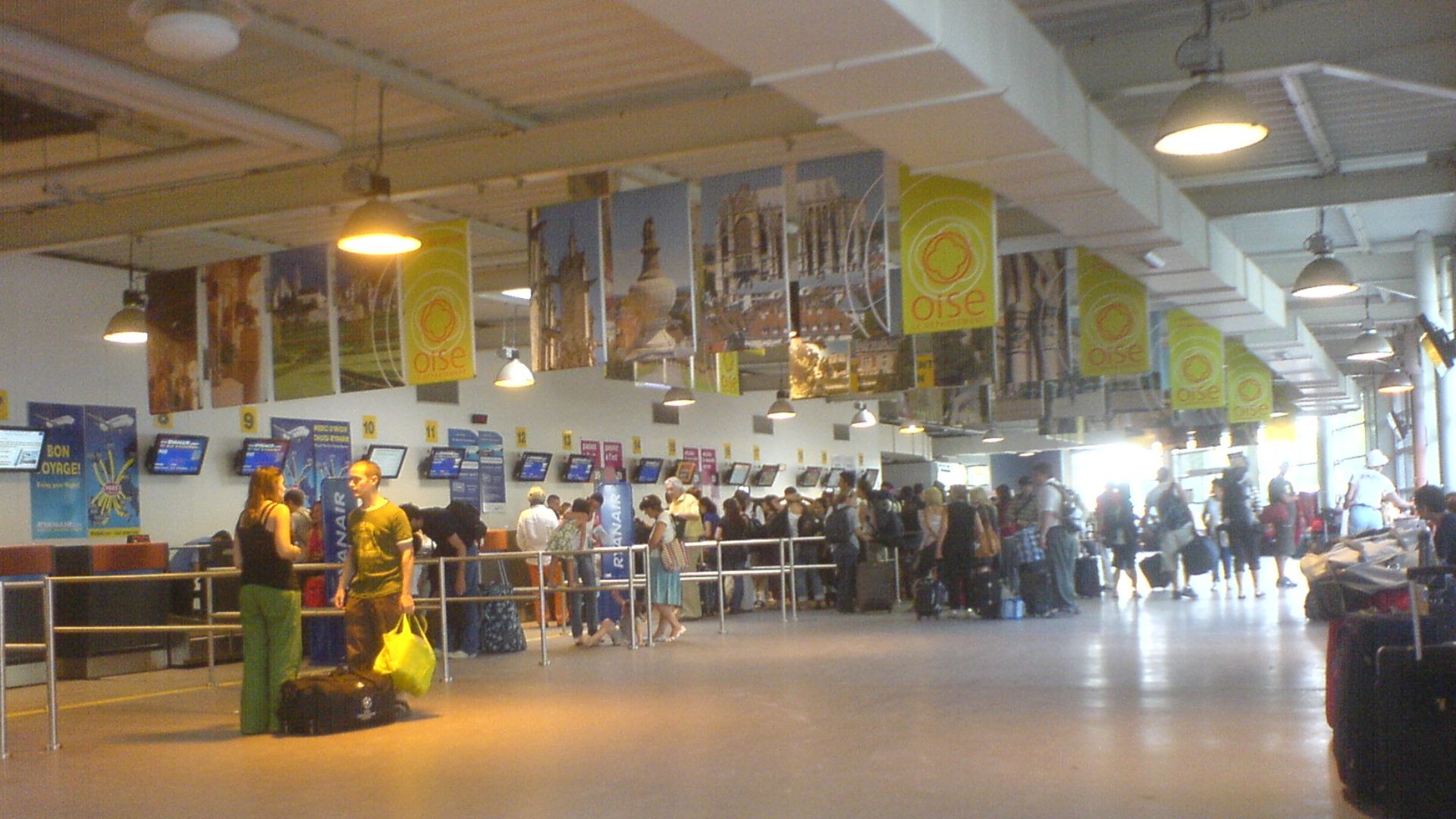 File:Cola en los mostradores de facturación del aeropuerto París Beauvais Tillé.jpg