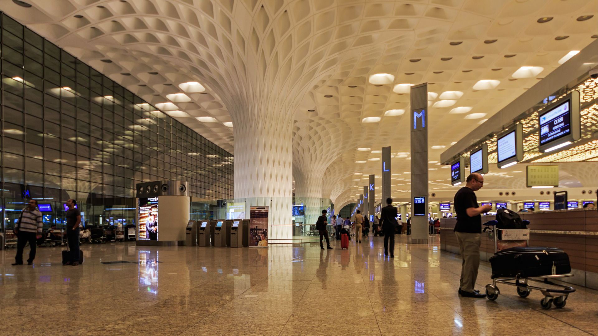 File:Mumbai 03-2016 114 Airport international terminal interior.jpg