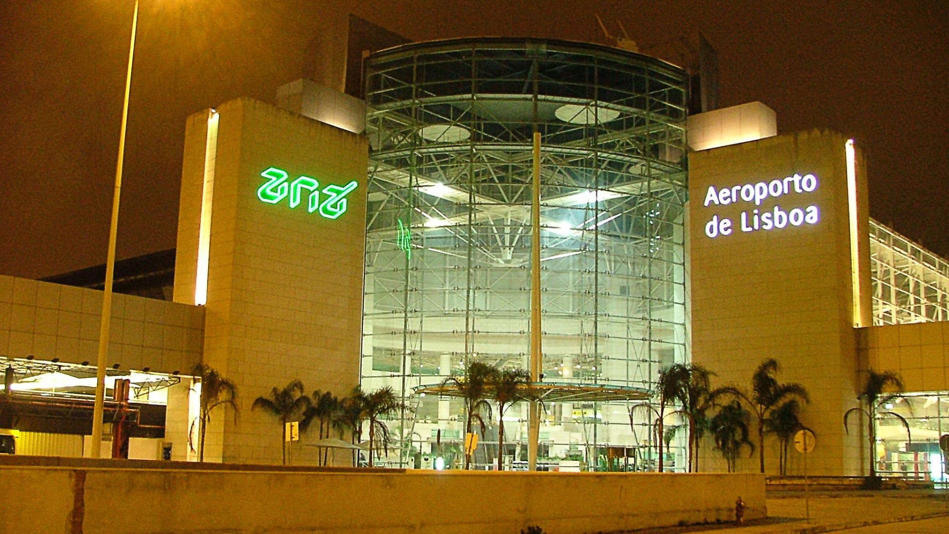 File:Airport Lisbon a.JPG