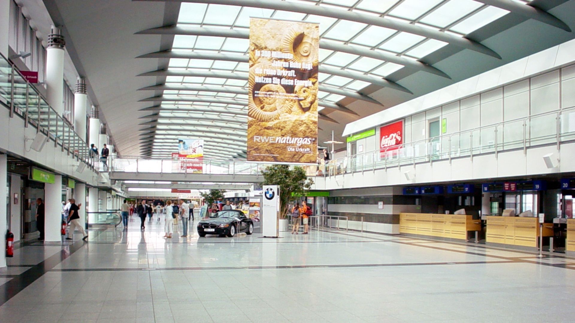 File:Flughafen Dortmund Terminal.jpg