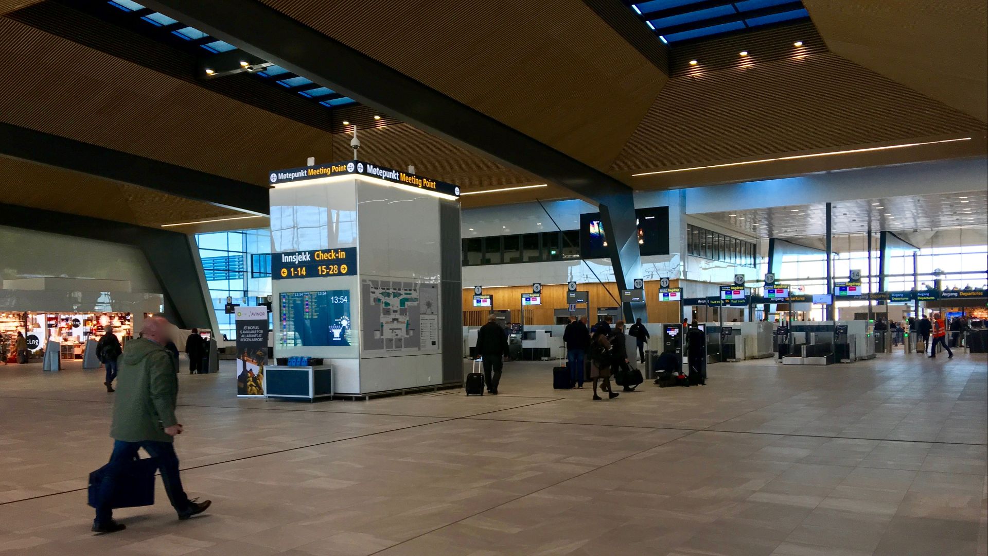 File:Bergen Lufthavn, Flesland (Bergen Airport, BGO) Terminal 3 avgangshall departure hall NORWAY 2017-11-02 b.jpg