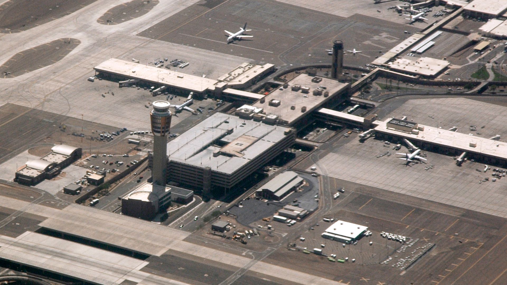 File:Phoenix-sky-harbor-control-tower.jpg