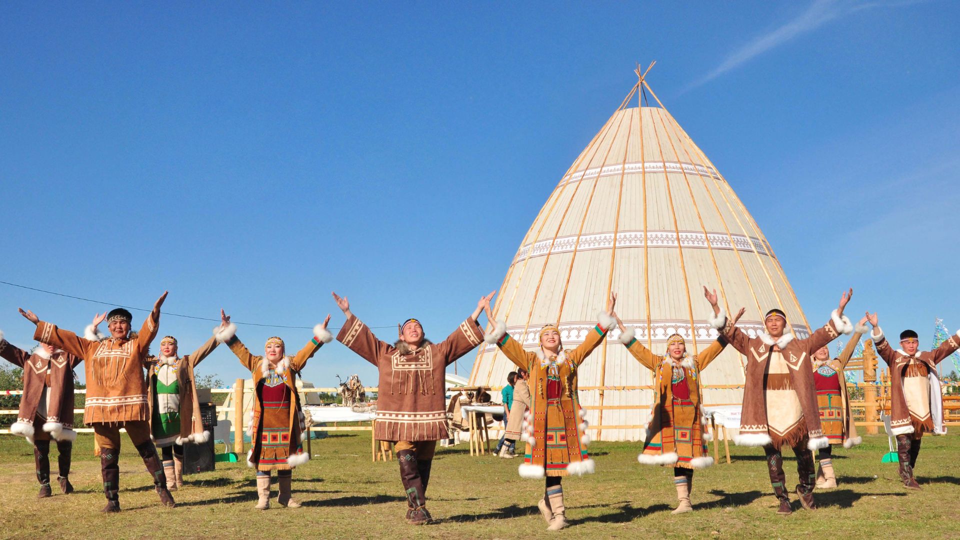 File:Evenk folk ensemble Osiktakan.jpg