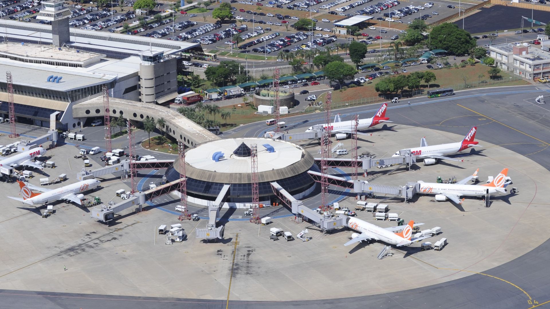 File:Brasilia International Airport 2012 (36041850624).jpg