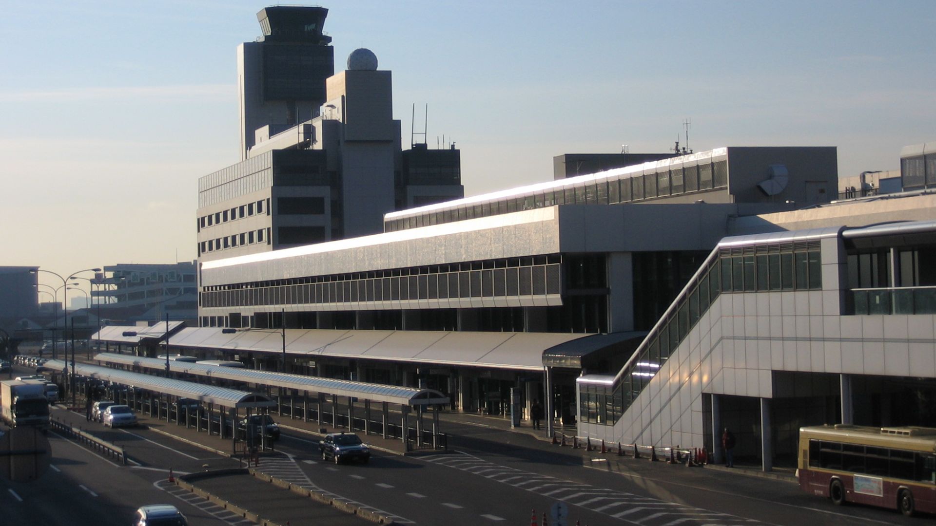 File:Itami Airport terminal.jpg