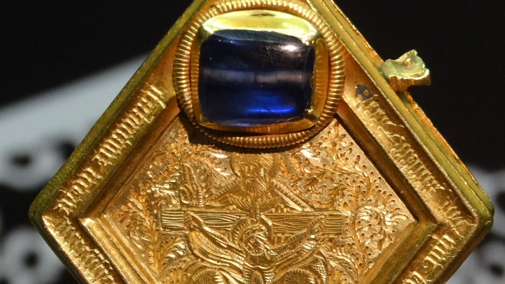 File:Middleham Jewel front uncropped.jpg