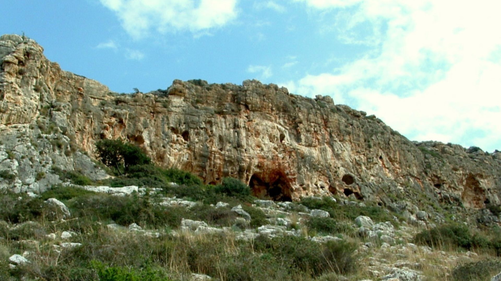 File:Misliya cave in Megadim Cliff, Mount Carmel.jpg