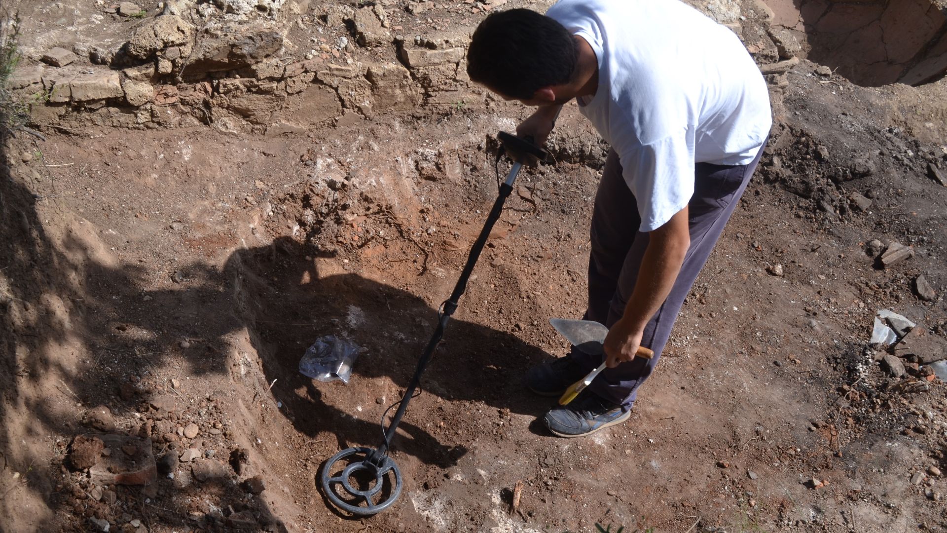 File:Metal detector for coins.jpg