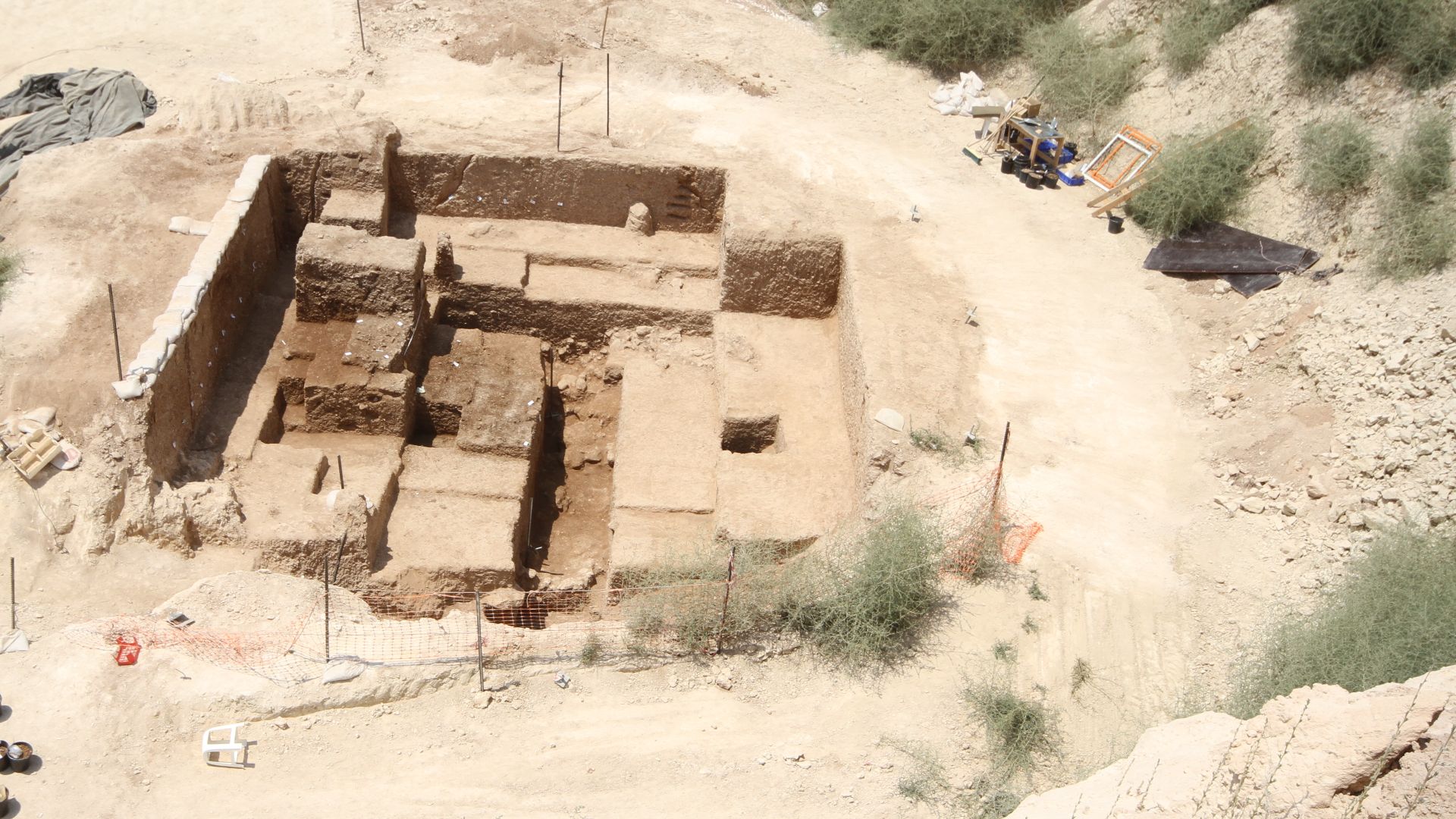 File:Aerial view of the Nesher Ramla sinkhole 2.jpg