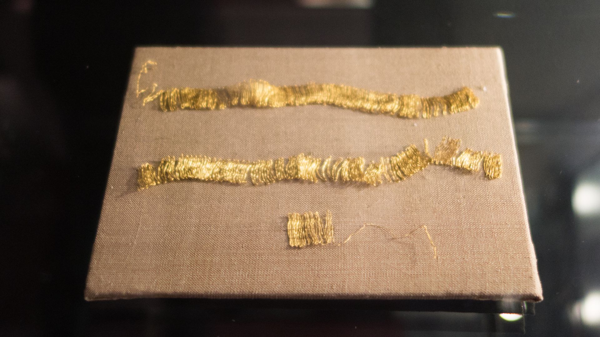 File:Viking gold thread (43475628172).jpg