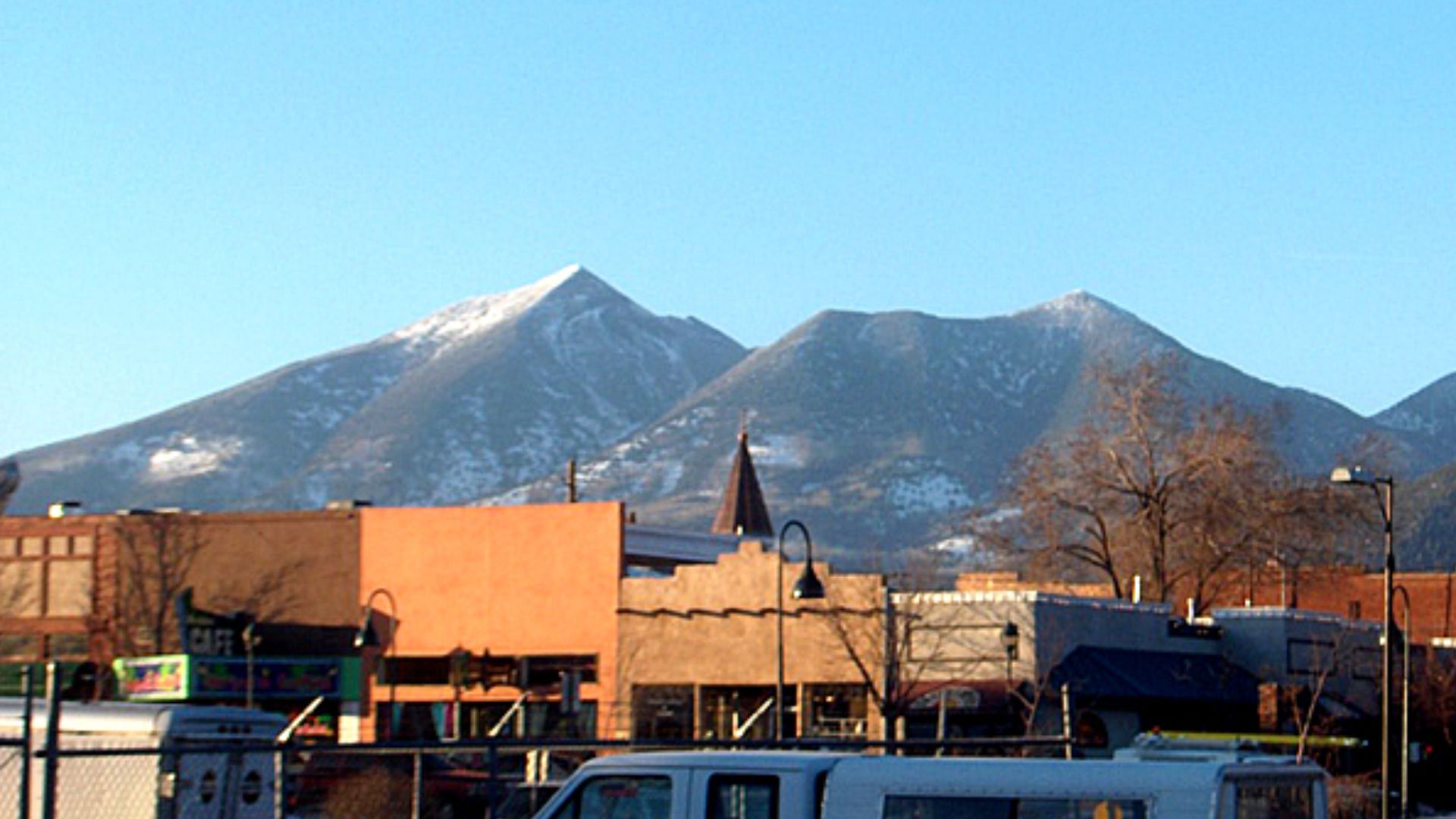 File:Flagstaff downtown SFmtn.jpg