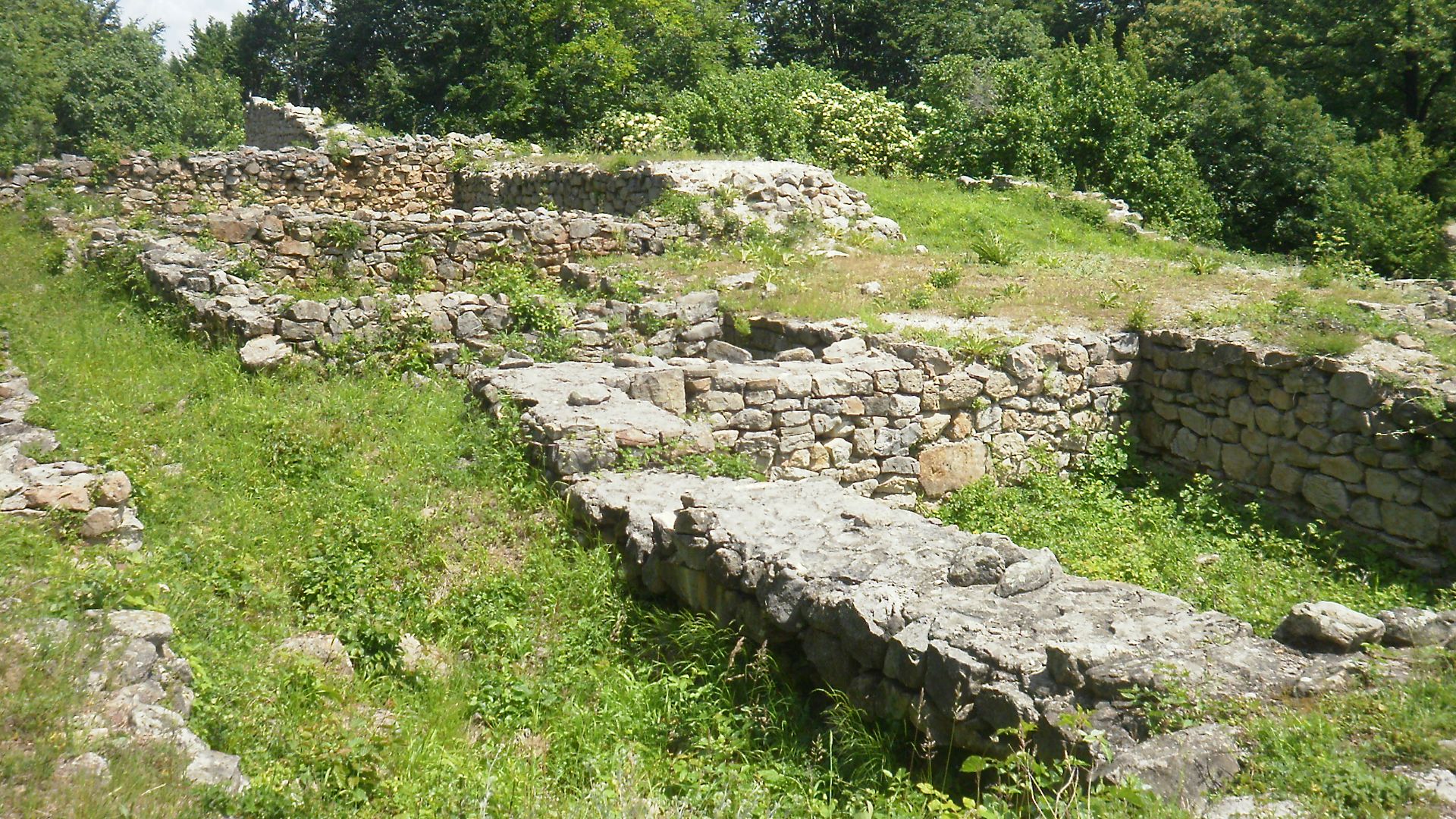 File:Gradishte Fortress, Gabrovo 07.JPG