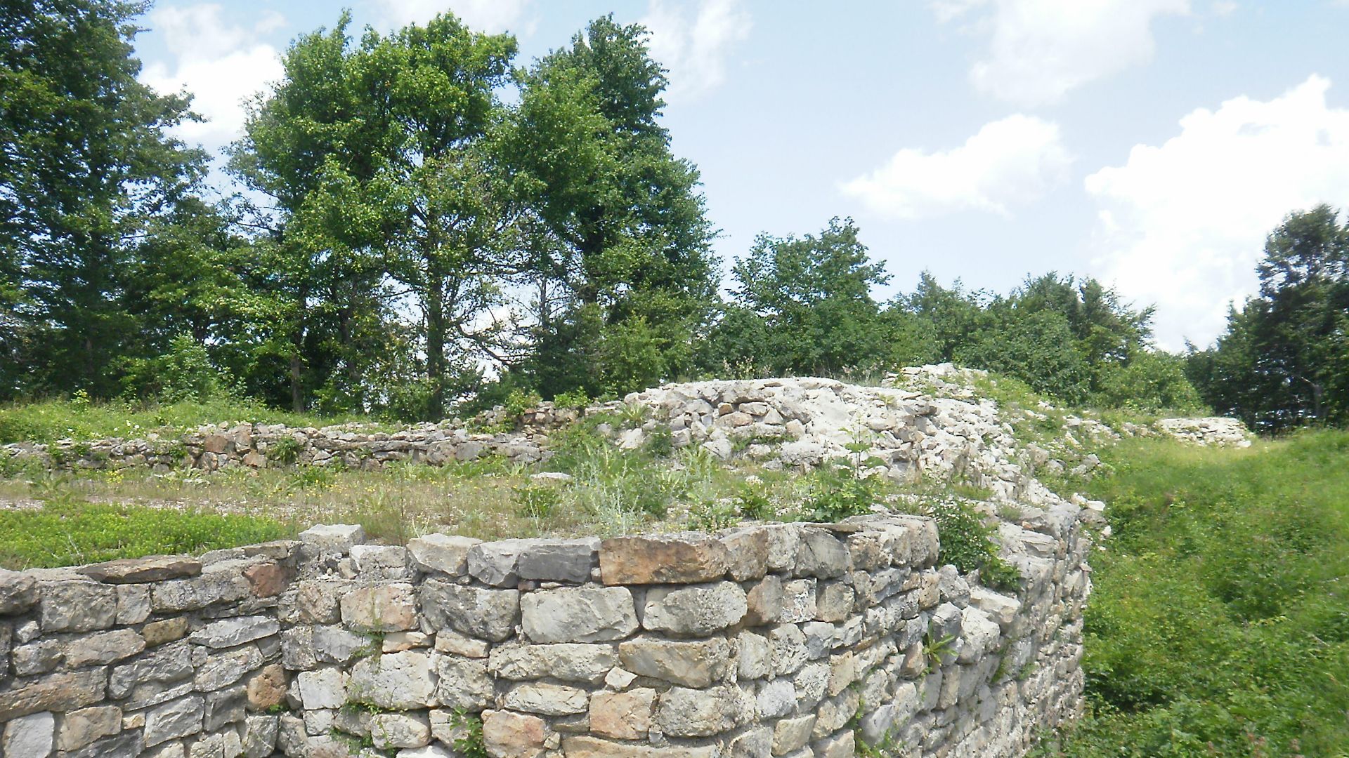 File:Gradishte Fortress, Gabrovo 02.JPG