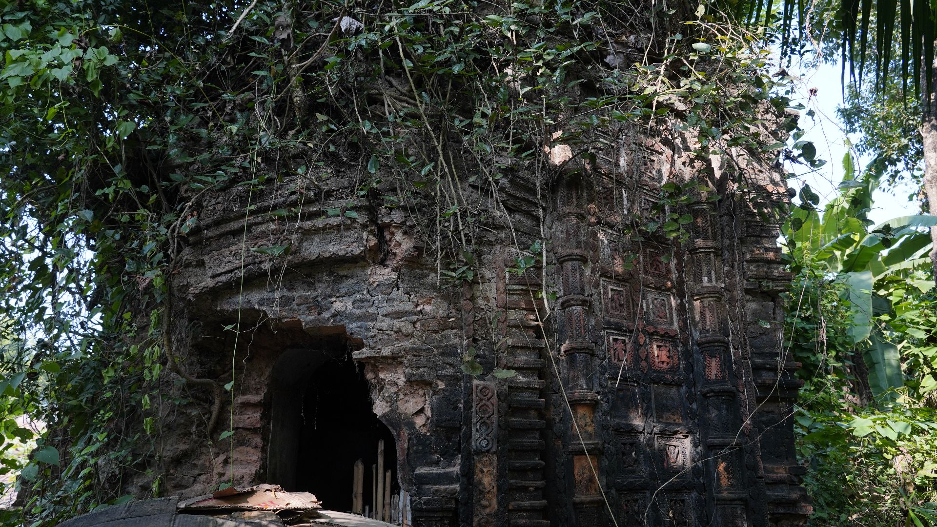 File:Ruined Aatchala Garhchandi temple at Ichanagari in Howrah district , West Bengal 01.jpg