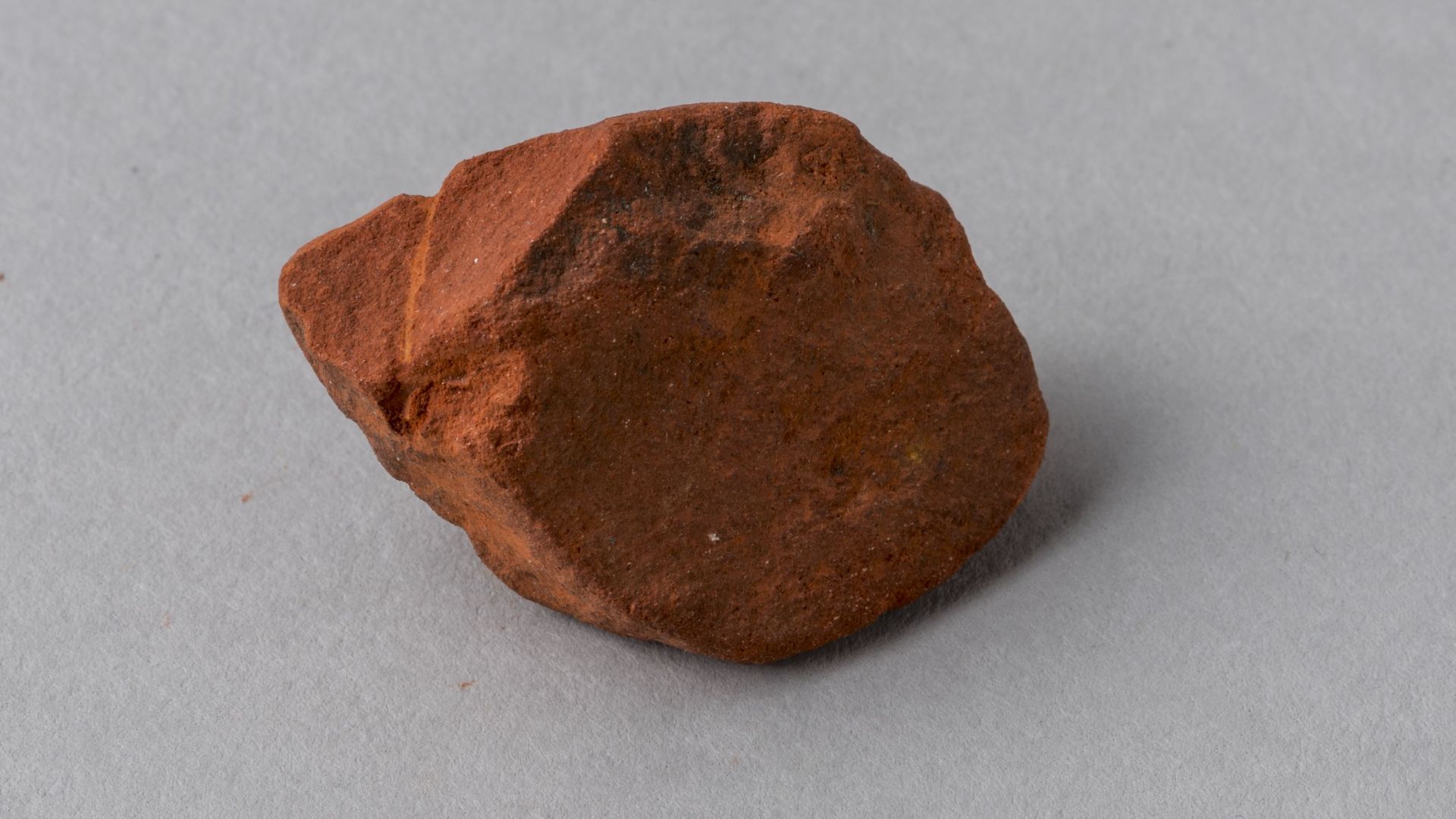 File:Fragment of red pigment Ochre - Museo Egizio, Turin S 9927 p02.jpg