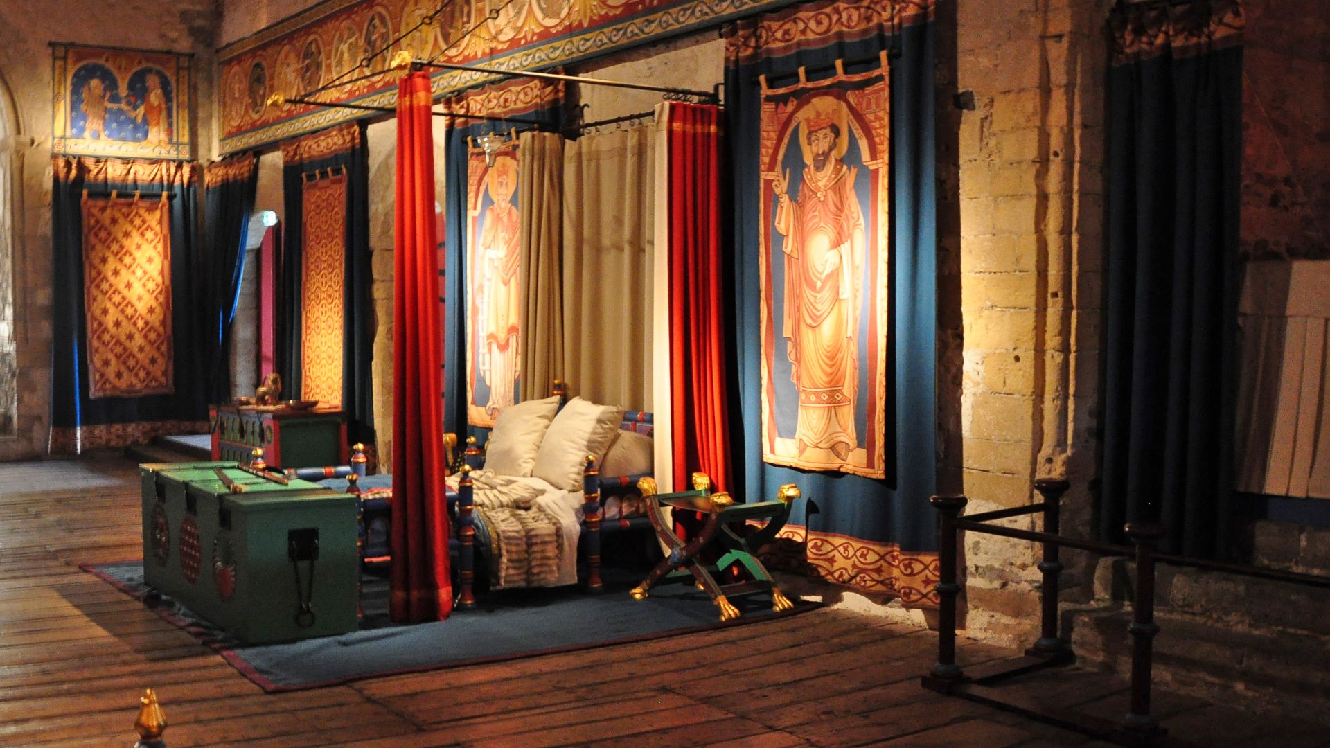 File:Bedroom in Dover Castle keep.jpg