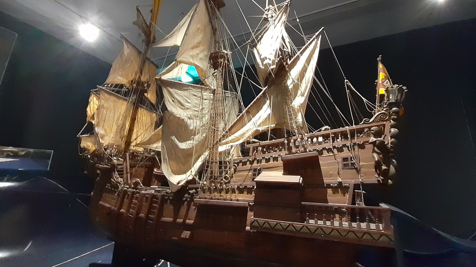 File:Scale model of a Spanish galleon.jpg