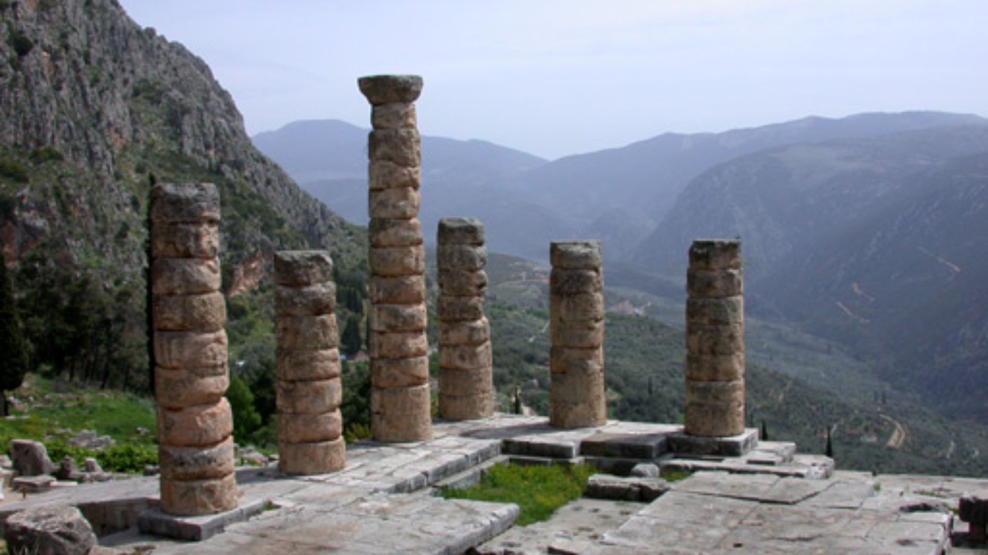 File:Templo of Apollo Delfi.jpg