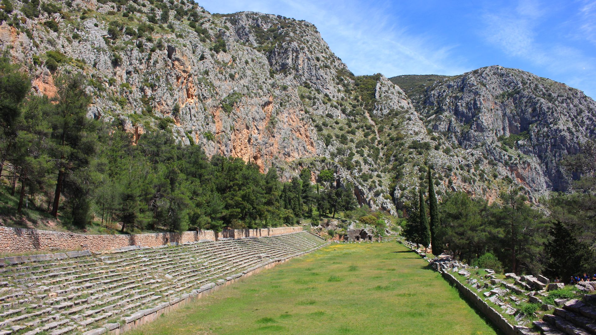 File:Αρχαίο στάδιο Δελφών2.jpg