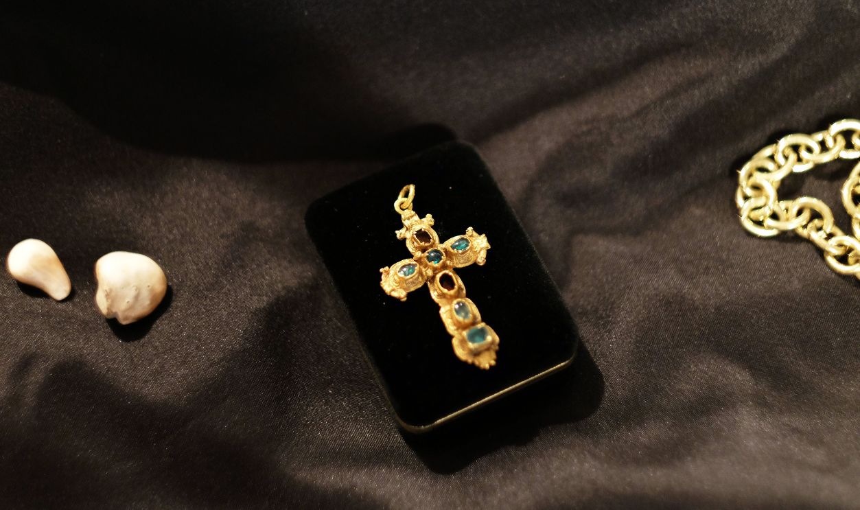 An an emerald-encrusted crucifix (C) is pictured along with other Spanish treasures at the Guernsey's in New York on July 6, 2015. An exquisite gold chalice, an emerald-encrusted crucifix and a gold bar go on auction in New York next month, recovered from a Spanish ship that sank off the coast of Florida in 1622. The extraordinary items were discovered by a US treasure hunter from the wreckage of the Nuestra Senora de Atocha, the most famous vessel in a Spanish flotilla that sank after sailing into a hurricane. The ship, laden with New World riches, was one of at least eight that sank in the storm en route back to Spain. She went down with 265 people on board, of whom only five survived