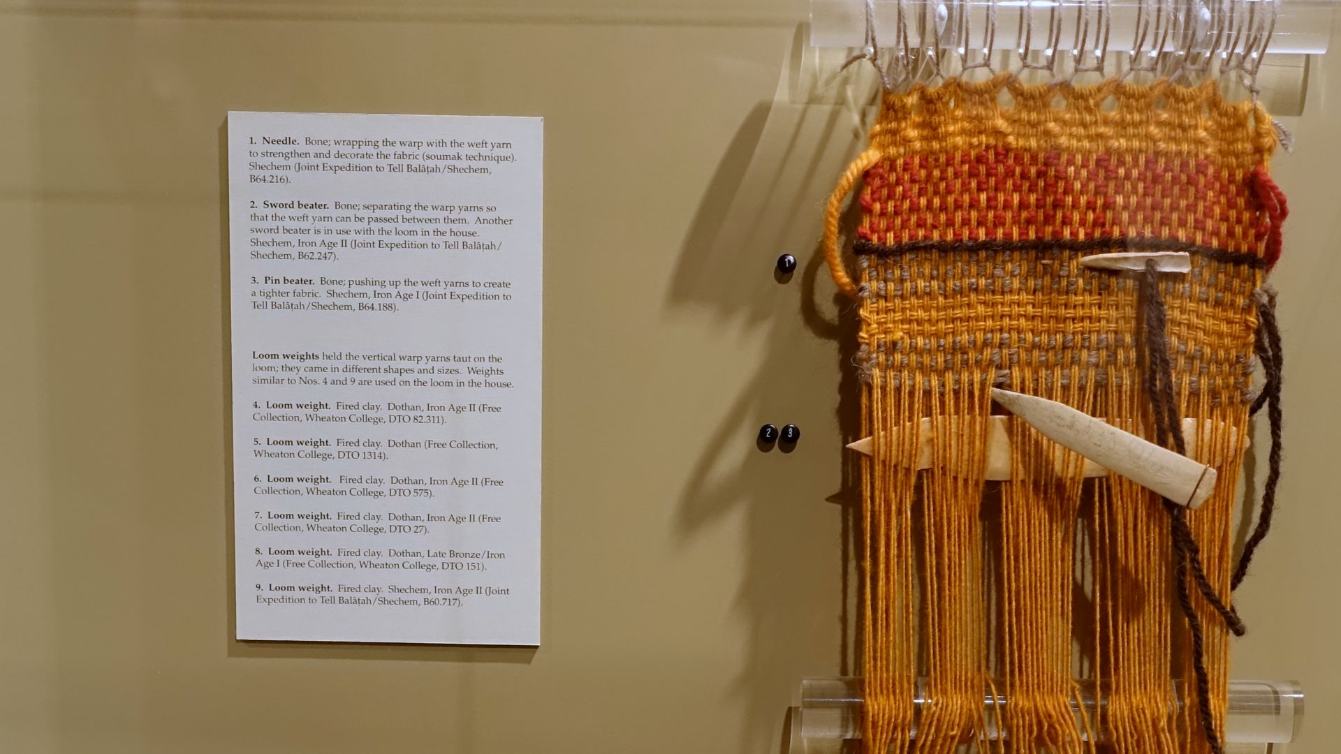File:Needle, sword beater, pin beater, and loom weights, Shechem and Dothan, Iron Age I and II, bone or fired clay - Harvard Semitic Museum - Cambridge, MA - DSC06036.jpg