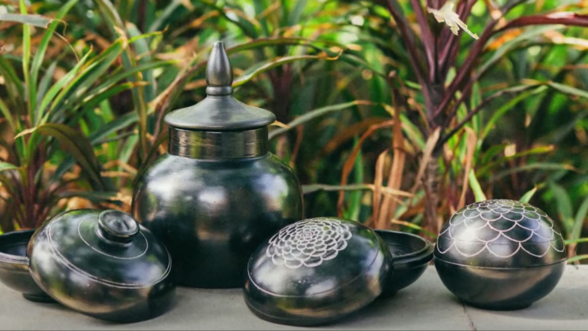 File:Nizamabad black clay pottery.png