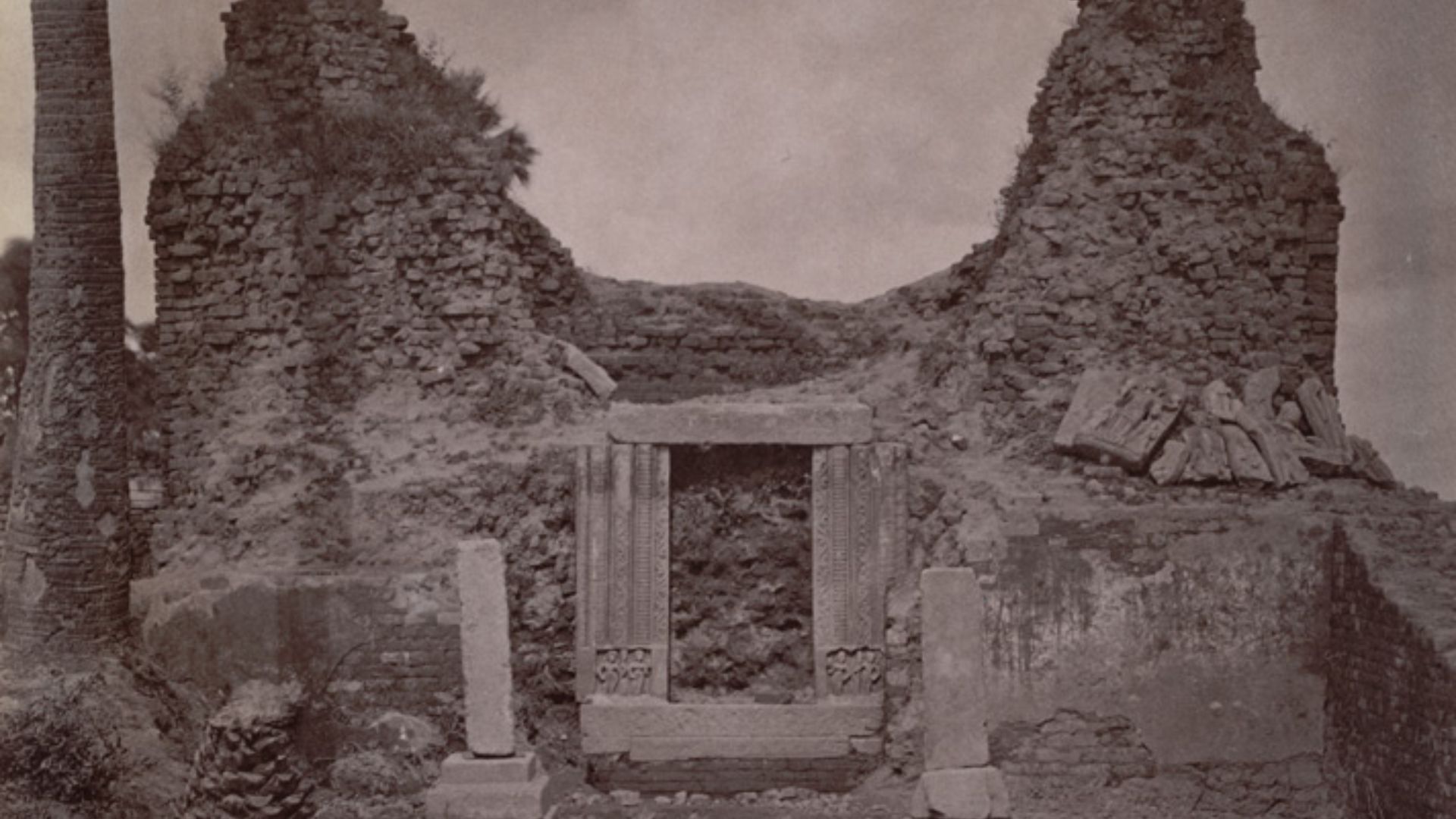File:1881 photo of Hindu temple ruins at Deo Markanda, Chamorshi, eastern Maharashtra.jpg
