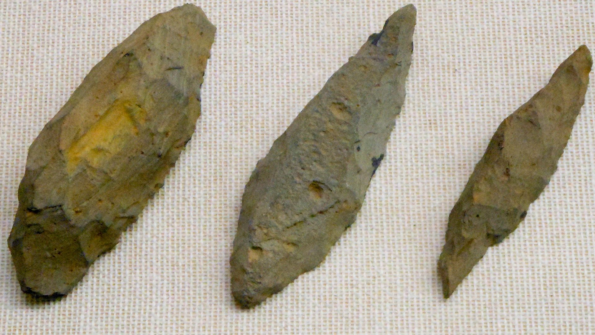 File:Pyramid shaped stone tools 18-13ka Oimatsuyama Saga.JPG